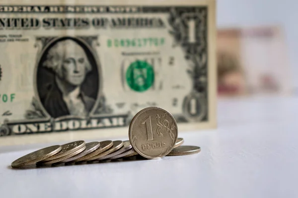 1ドル紙幣を背景に1ルーブル硬貨 — ストック写真