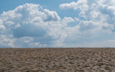 Taş döşeli meydan mavi gökyüzüne karşı kabarık bulutlu