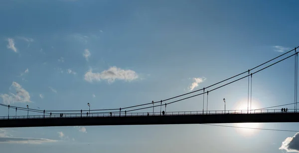 Silueta Puente Peatonal Con Gente Sobre Fondo Cielo Azul Con — Foto de Stock