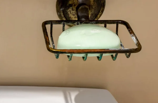 Banyodaki Lavabonun Üstündeki Pirinç Sabun Kaplamasında Açık Köpüklü Limon Rengi — Stok fotoğraf