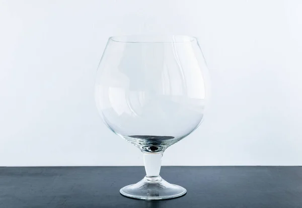 Verre Transparent Cognac Sur Table Noire Fond Blanc Pour Boissons — Photo