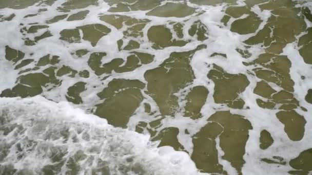 Bulutlu bir günde deniz dalgalarının en üst görüntüsü. Yavaş çekim — Stok video