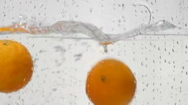 Mandalina suya düşer. Yakın plan.