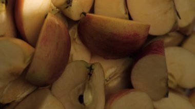 Dilimlenmiş elma. Güneş ışığının dikey videosu dilimlenmiş elma dilimlerine düşer.