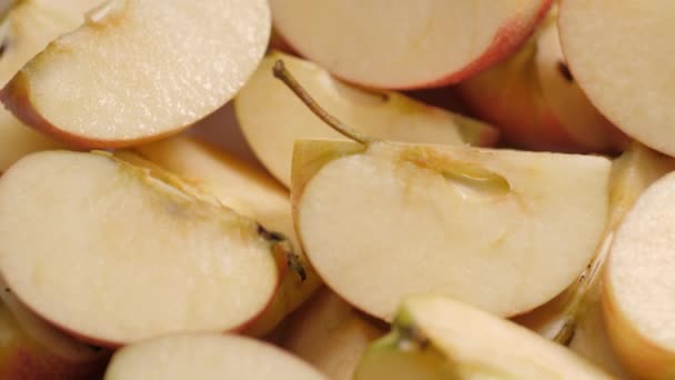 Яблучні скибочки. Рухи камери, що показують багато шматків різання яблук — стокове відео