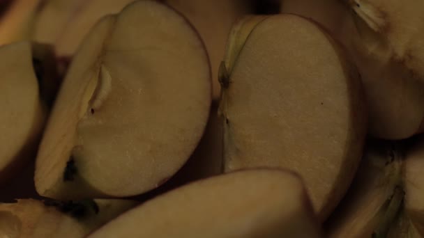 Sliced apple. Macro shot of sunbeam falls on sliced apple slices — Stockvideo
