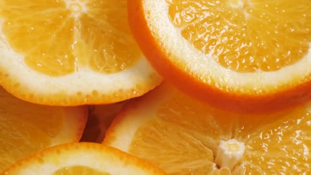 Orangenfrüchte. Die Kamera schwenkt langsam nach oben, um schöne saftige Orangenscheiben zu zeigen. Makroaufnahme — Stockvideo