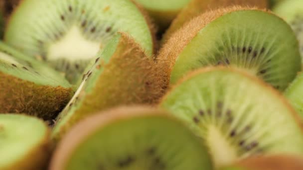 Kiwi-Früchte. Die Kamera bewegt sich langsam nach unten und zeigt frisch geschnittene Kiwi-Früchte. Makroaufnahme — Stockvideo