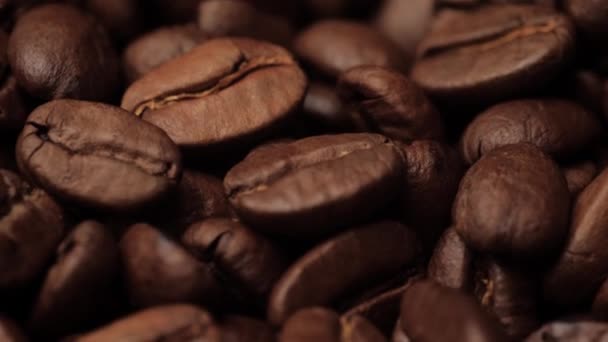 Kaffeebohnen. Kamera schwenkt langsam nach unten, um Makroaufnahmen von fantastischen gerösteten Kaffeebohnen zu zeigen — Stockvideo