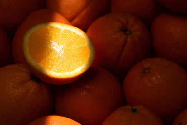 Portakal Meyvesi Işık Huzmesi Turuncu Meyveleri Gölgede Keser Yakın Plan Stok Fotoğraf