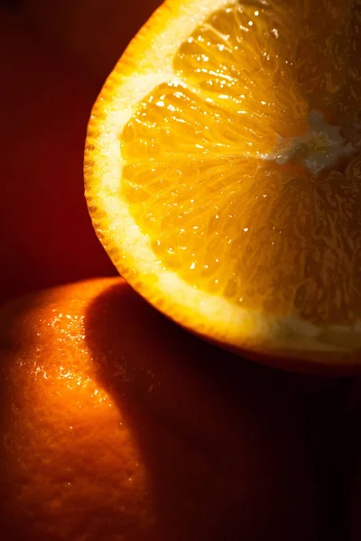 Portakal Meyvesi Işık Demetinin Dikey Makro Görüntüsü Turuncu Meyveleri Gölgede - Stok İmaj