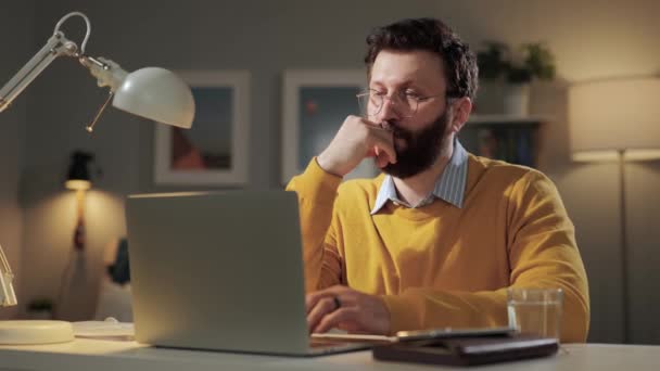 Pensamento Homem Emoção Brainstorm Homem Concentrado Com Óculos Escritório Casa — Vídeo de Stock