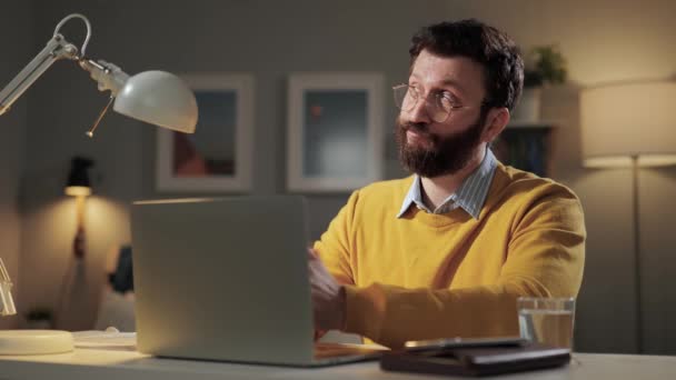 Facepalm Skeptische Emotion Verblüffter Bärtiger Mann Mit Brille Home Office — Stockvideo