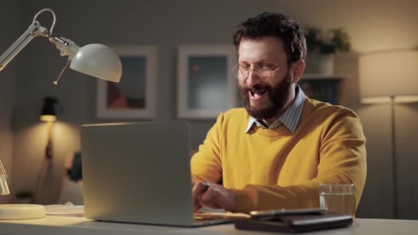 Šťastný Muž Pracující Počítače Usmívající Smějící Vousatý Muž Brýlemi Doma — Stock video