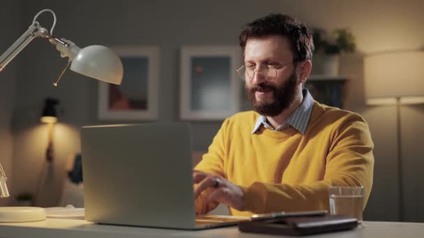 Satisfação Emoção Sucesso Sorrindo Barbudo Homem Óculos Trabalhando Computador Casa — Vídeo de Stock