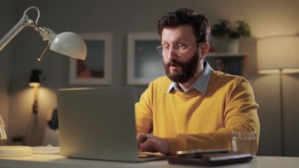 Opovržení Emocemi Rozzuřený Vousatý Muž Brýlích Pracoval Domácí Kanceláři Dívá — Stock video