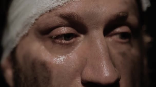 Guerra Incidente Uomo Che Piange Primo Piano Occhi Con Lacrime — Video Stock