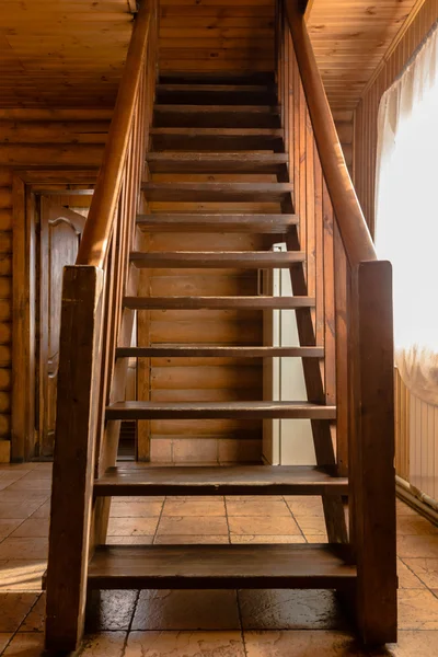 Nowoczesny projekt schodów w domu drewnianym — Zdjęcie stockowe
