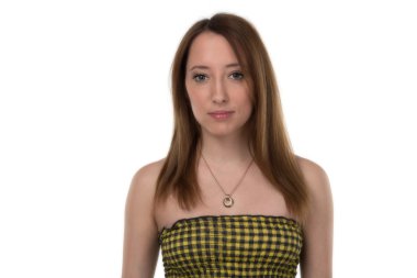 beyaz zemin üzerinde genç kadının portresi