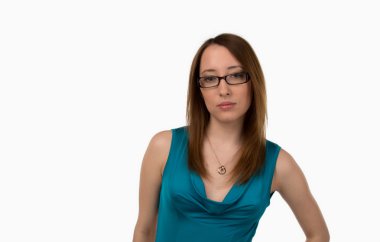 beyaz zemin üzerine gözlük ile genç bir kadın