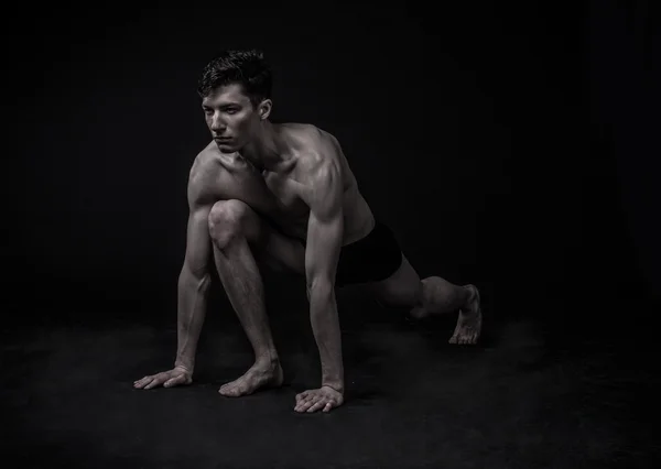 Un hombre en una posición — Foto de Stock