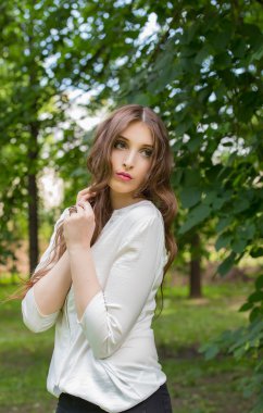 düşünceli genç kadın