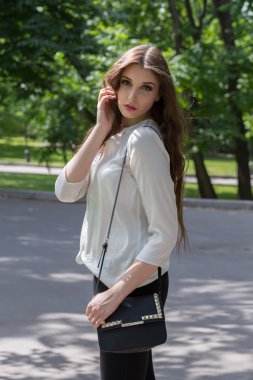 kadın parkta yürüyor