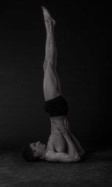 bir adam bir pozisyonda 