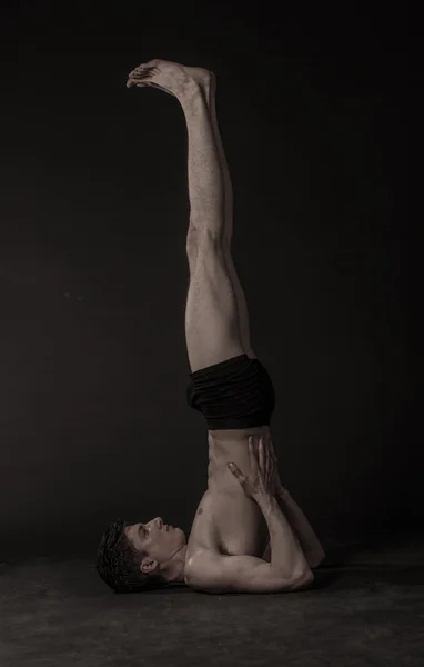 Young man practicing fitness — Stock Photo, Image