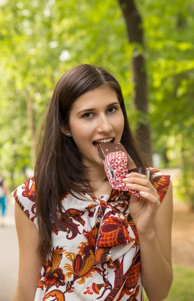 Vrouw bijten ijs — Stockfoto