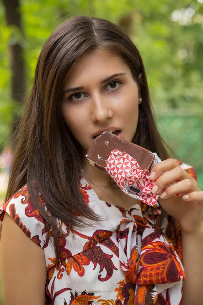 Zomer foto - mooi meisje met een ijsje — Stockfoto