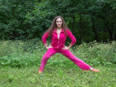 Genç bir kadın spor yapıyor.