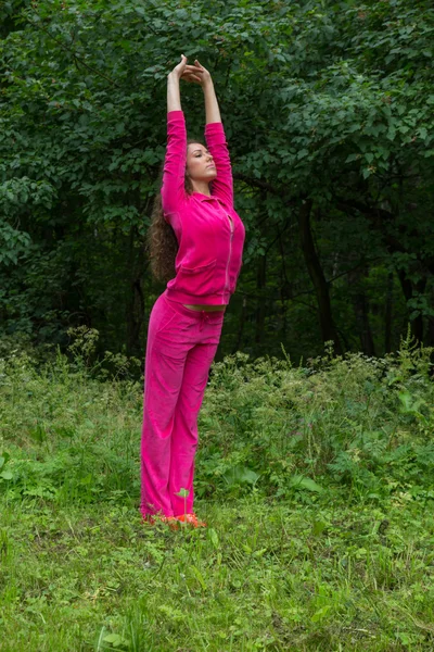 Jovem mulher praticando fitness — Fotografia de Stock