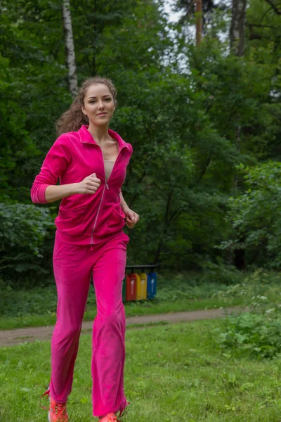 Frau joggt im Freien — Stockfoto