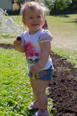 mutlu bebek yaz parkta oturan