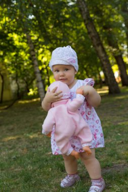 bir bebek ile sevimli küçük kız