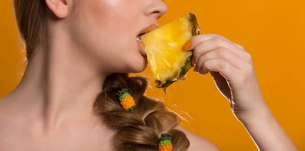 Ritratto di una giovane donna che mangia ananas — Foto Stock
