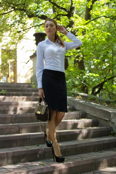Business lady walking down the stairs — Stock Photo, Image