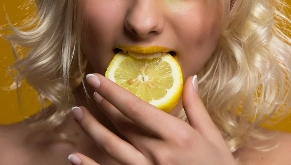 レモンを食べる若い女性の肖像画 — ストック写真