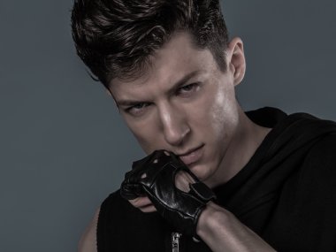 el yüz yakın olan genç adam