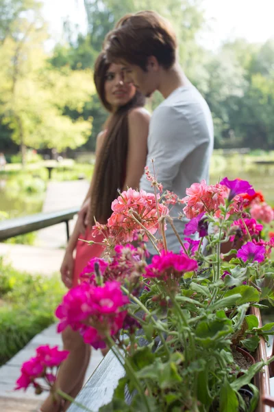 Boyfriend closes his eyes with his hands girlfriend — Stock Photo, Image