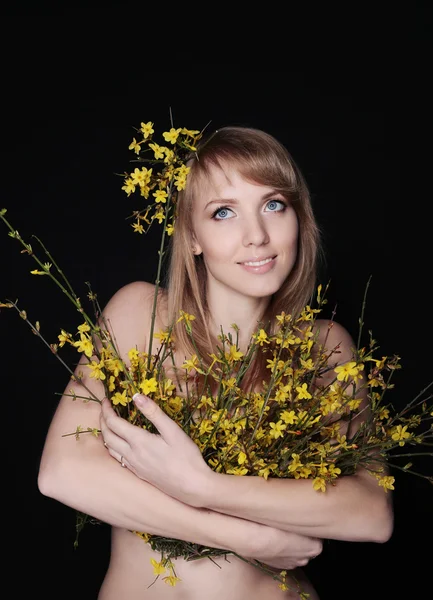 Hermosa chica sonriente con flores en el pelo — Foto de Stock