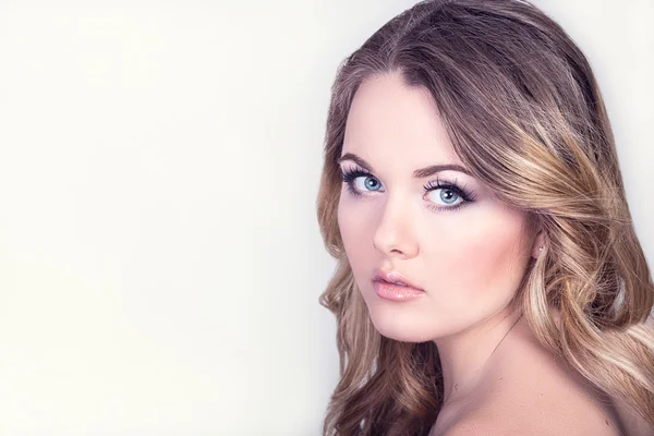Vacker flicka med makeup på vit bakgrund — Stockfoto