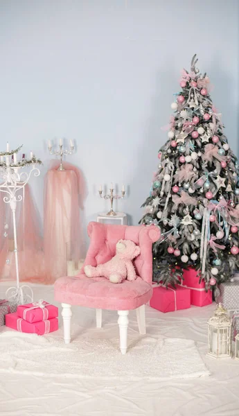 圣诞快乐 节日快乐 圣诞节装饰得漂亮的客厅 圣诞树和礼物 — 图库照片
