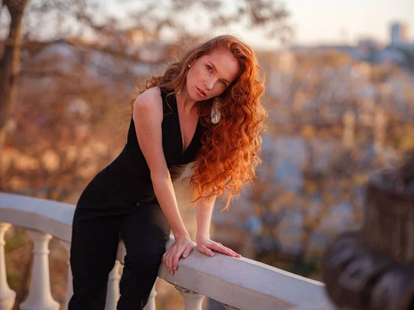 Ginger Fiatal Fekete Öltönyben Sétál Tavaszi Városban Üzletasszony Élvezi Naplemente — Stock Fotó