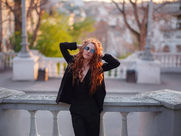 Ginger Jeune Femme Costume Noir Marche Dans Ville Printemps Dame — Photo
