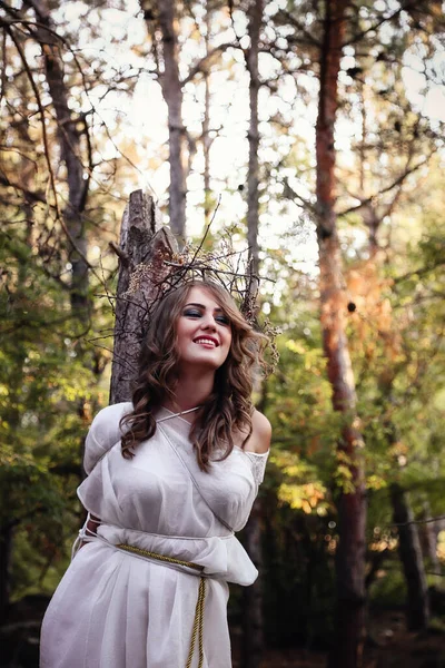 Mulher Gótica Mistério Bonita Vestido Branco Longo Floresta Outono Criatura — Fotografia de Stock