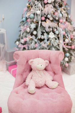 Mutlu Noeller ve mutlu tatiller. Noel için dekore edilmiş güzel bir oturma odası. xmas ağacı ve hediyeler.