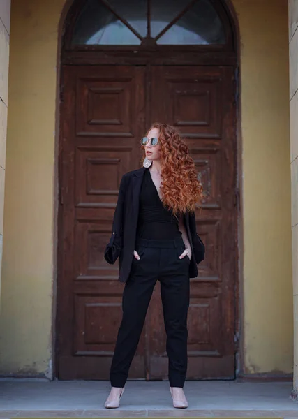 Ginger Młoda Kobieta Czarnym Garniturze Spaceruje Wiosennym Mieście Trend Mody — Zdjęcie stockowe