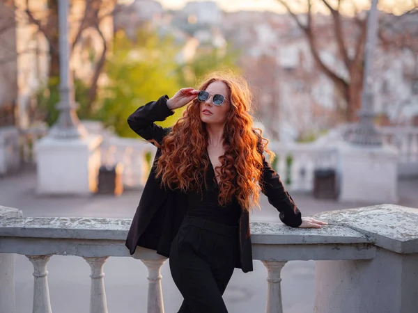 Gengibre Jovem Mulher Terno Preto Caminha Cidade Primavera Senhora Negócios — Fotografia de Stock